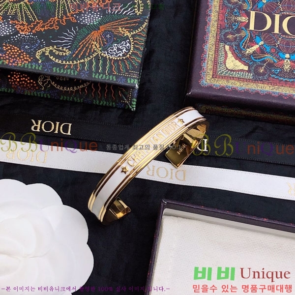 ��� ���� D833104-1